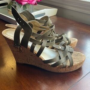 Guess wedges green size 9.5
